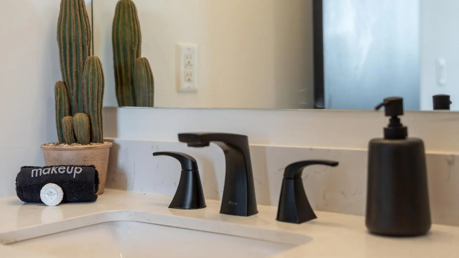 New Desert Standard Modern 3-Level Oasis Σκότσντεϊλ